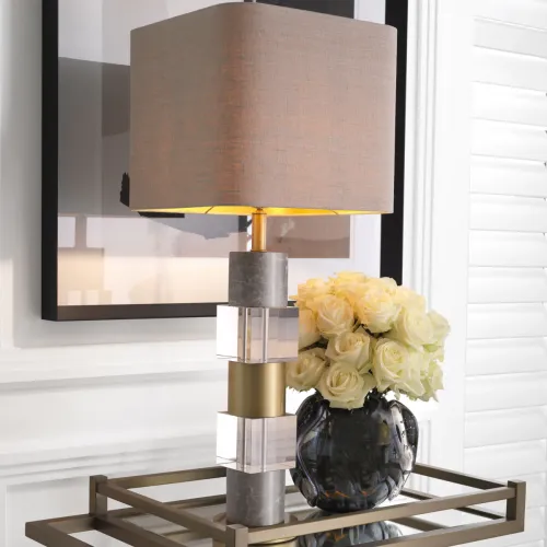 Lámpara de mesa de lujo con forma moderna en latón antiguo, base de mármol gris y cristal por Luxury Group International