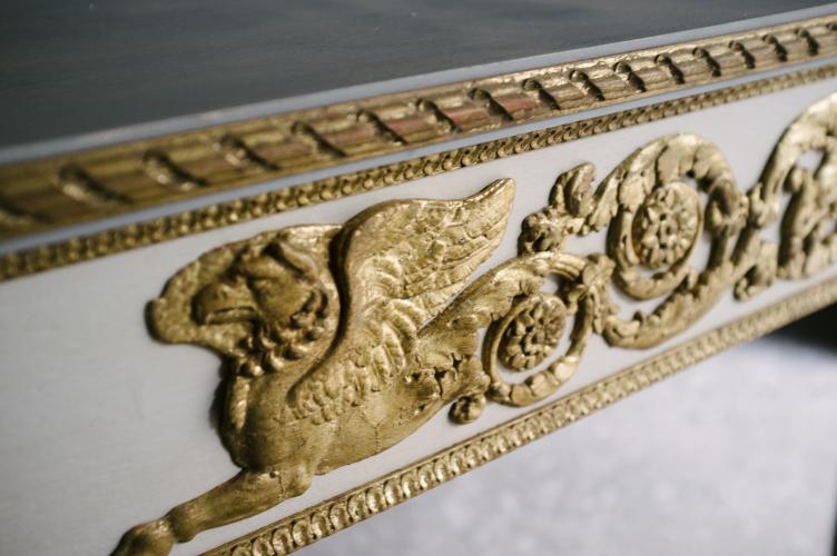 Console de Luxe Blanche Antique et Dorée avec Motifs en Relief Dorés par Luxury Group International