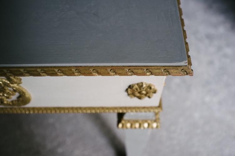 Console de Luxe Blanche Antique et Dorée avec Motifs en Relief Dorés par Luxury Group International