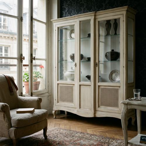Vetrina di Lusso Barocca Avorio con Ante in Vetro e Pannelli in Canna - Mobili Barocchi Vista lifestyle di Luxury Group International