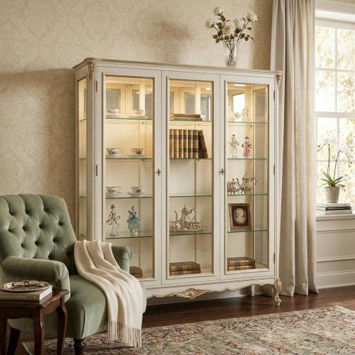Barock Elfenbein Luxus Vitrinenschrank mit Dreifach-Glasfront und Geschnitztem Cabriole-Fuß - Barockmöbel Lifestyle-Ansicht von Luxury Group International