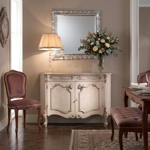 Credenza Barocca di Lusso in Finitura Avorio con Mobile a Doppia Anta e Cassetti - Mobili Barocchi Vista lifestyle di Luxury Group International