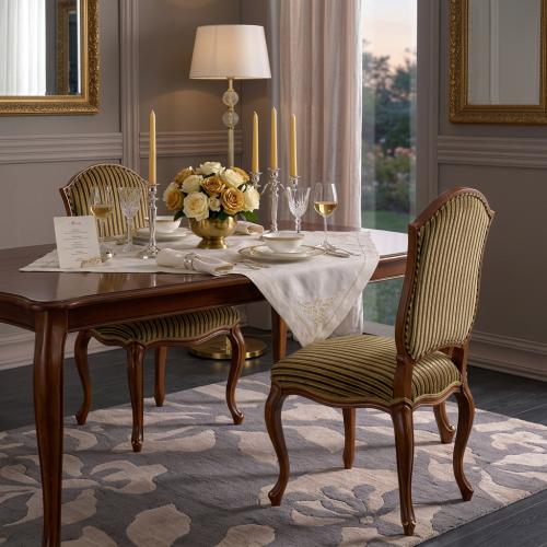 Sedia da Pranzo Barocca di Lusso Imbottita in Legno con Seduta in Tessuto a Righe e Struttura Curva - Mobili Barocchi Vista lifestyle di Luxury Group International