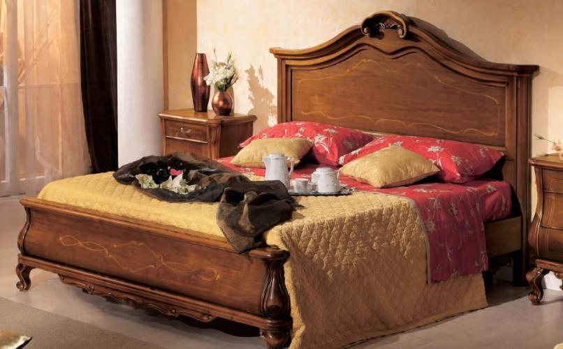 Cama Doble de Madera de Lujo Barroca con Panel de Incrustaciones Florales Doradas y Corona Esculpida con Patas Curvadas Vista frontal por Luxury Group International