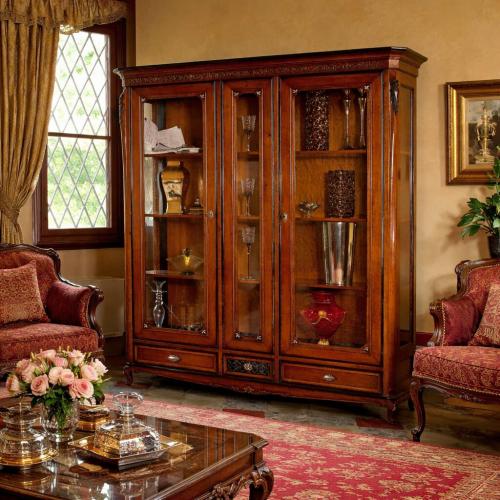 Vetrina di Lusso Barocca in Legno con Doppia Porta a Vetro - Mobili Barocchi Vista lifestyle di Luxury Group International