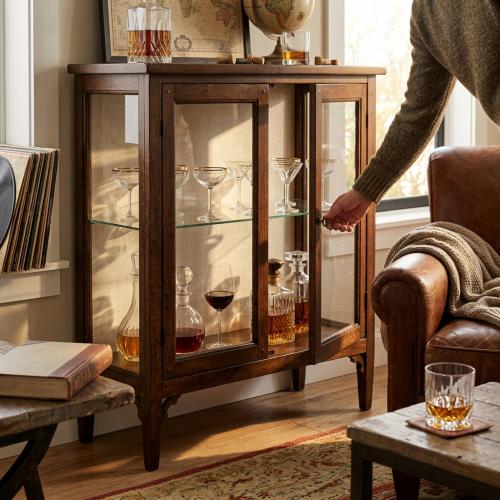 Vetrina di Lusso Barocca in Legno con Doppie Ante in Vetro – Mobile Basso da Conservazione - Mobili Barocchi Vista lifestyle di Luxury Group International
