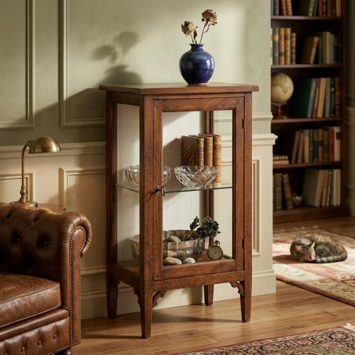 Vetrina di Lusso in Legno Barocco con Pannelli in Vetro – Mobile Basso da Conservazione - Mobili Barocchi Vista lifestyle di Luxury Group International