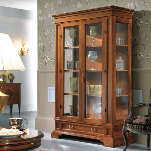 Vetrina di Lusso Barocca in Legno con Doppia Porta in Vetro e Base con Cassetto - Mobili Barocchi Vista lifestyle di Luxury Group International