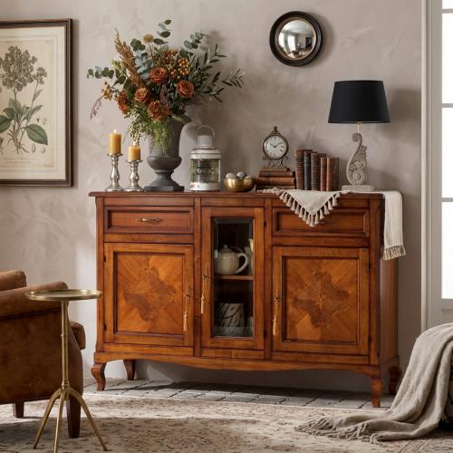 Credenza di Lusso Barocca in Legno con Vetrina Centrale in Vetro e Pannelli Decorativi Intarsiati - Mobili Barocchi Vista lifestyle di Luxury Group International