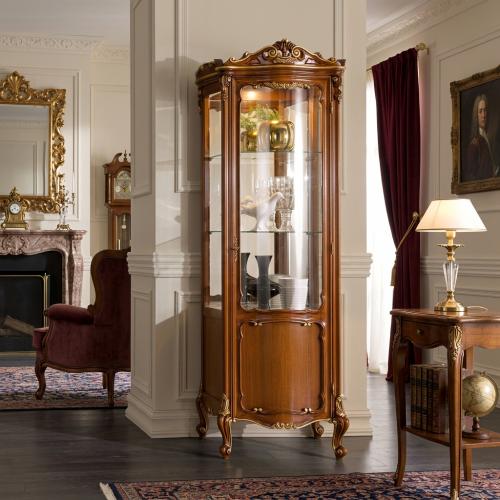 Vetrina di Lusso Barocca in Legno con Porta Singola in Vetro e Accenti Dorati Intagliati a Mano - Mobili per Soggiorno Vista lifestyle di Luxury Group International