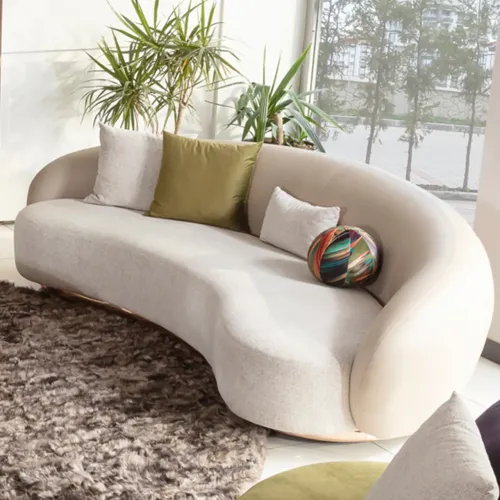 Canapé de Luxe Beige Courbé avec Base en Or Rose et Silhouette Contemporaine de Designer par Luxury Group International