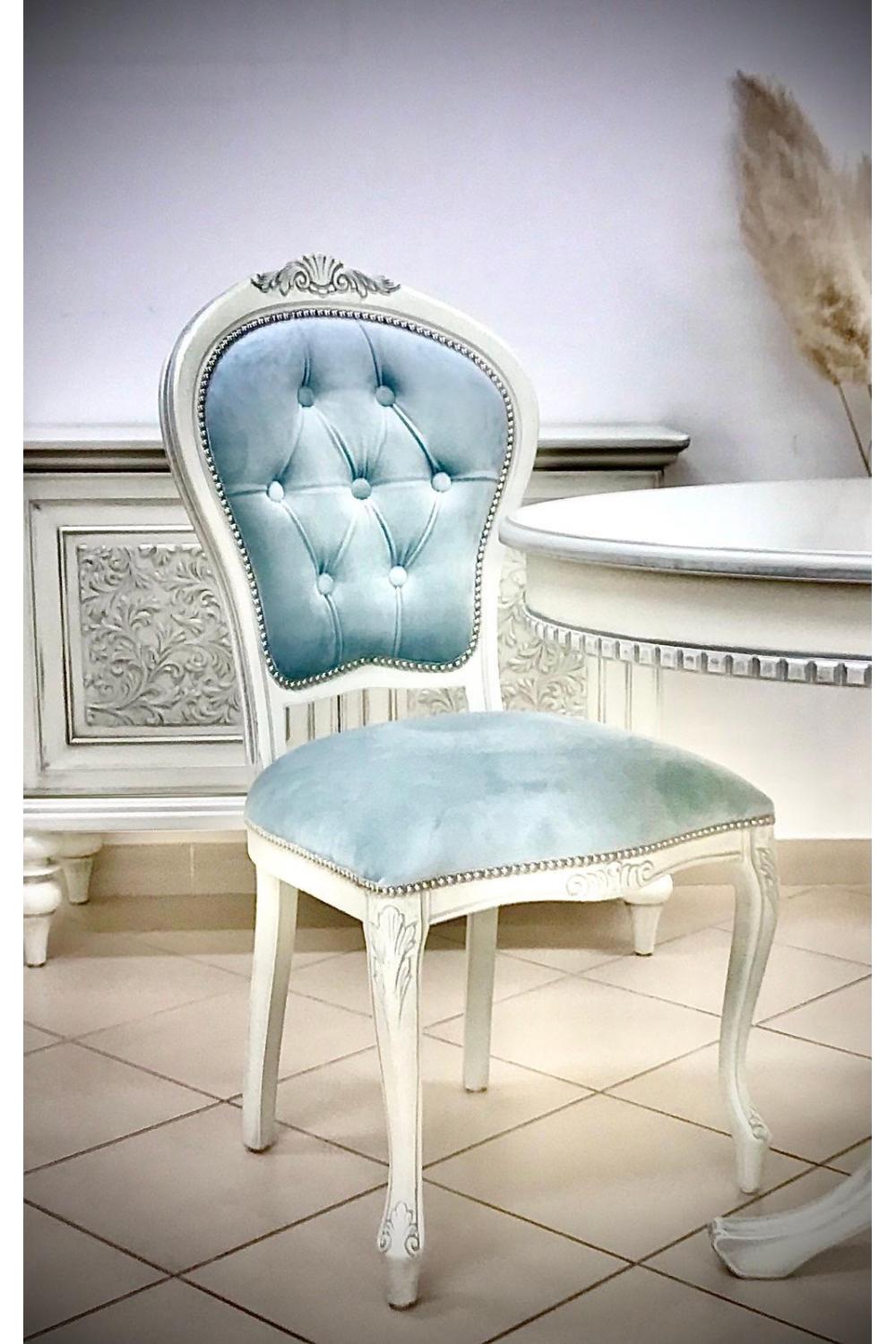 Luxuriöser Polsterstuhl mit Rückenlehne und Knopfheftung