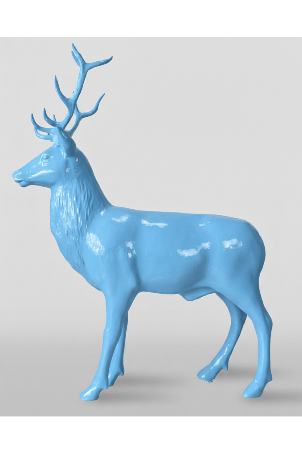 Luxuriöse Fiberglas-Hirschskulptur in stehender Position – Einfarbige Edition von Luxury Group International