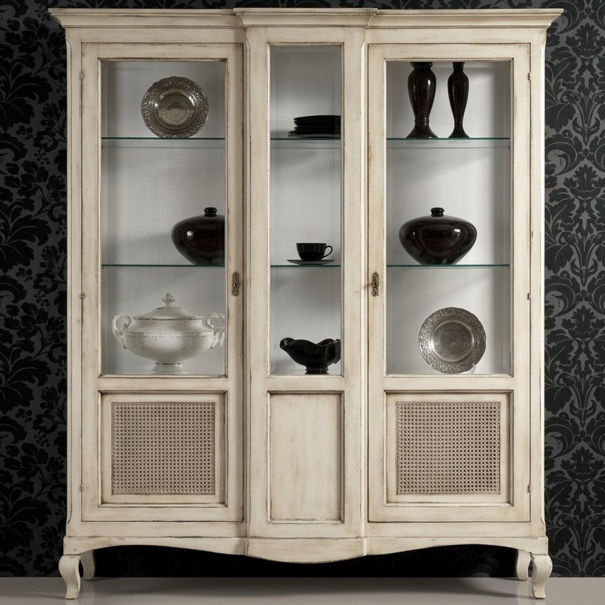 Barock Elfenbein Luxus Vitrinenschrank mit Glastüren und Rattan-Aufbewahrungspaneelen – Barockmöbel Vorderansicht von Luxury Group International