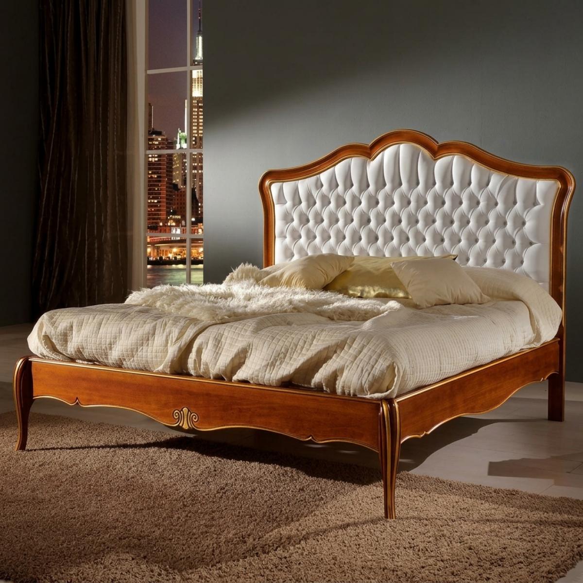 Barock Luxusbett mit weiß gepolstertem, geknöpftem Kopfteil im polierten Holzrahmen – Barockmöbel Vorderansicht von Luxury Group International