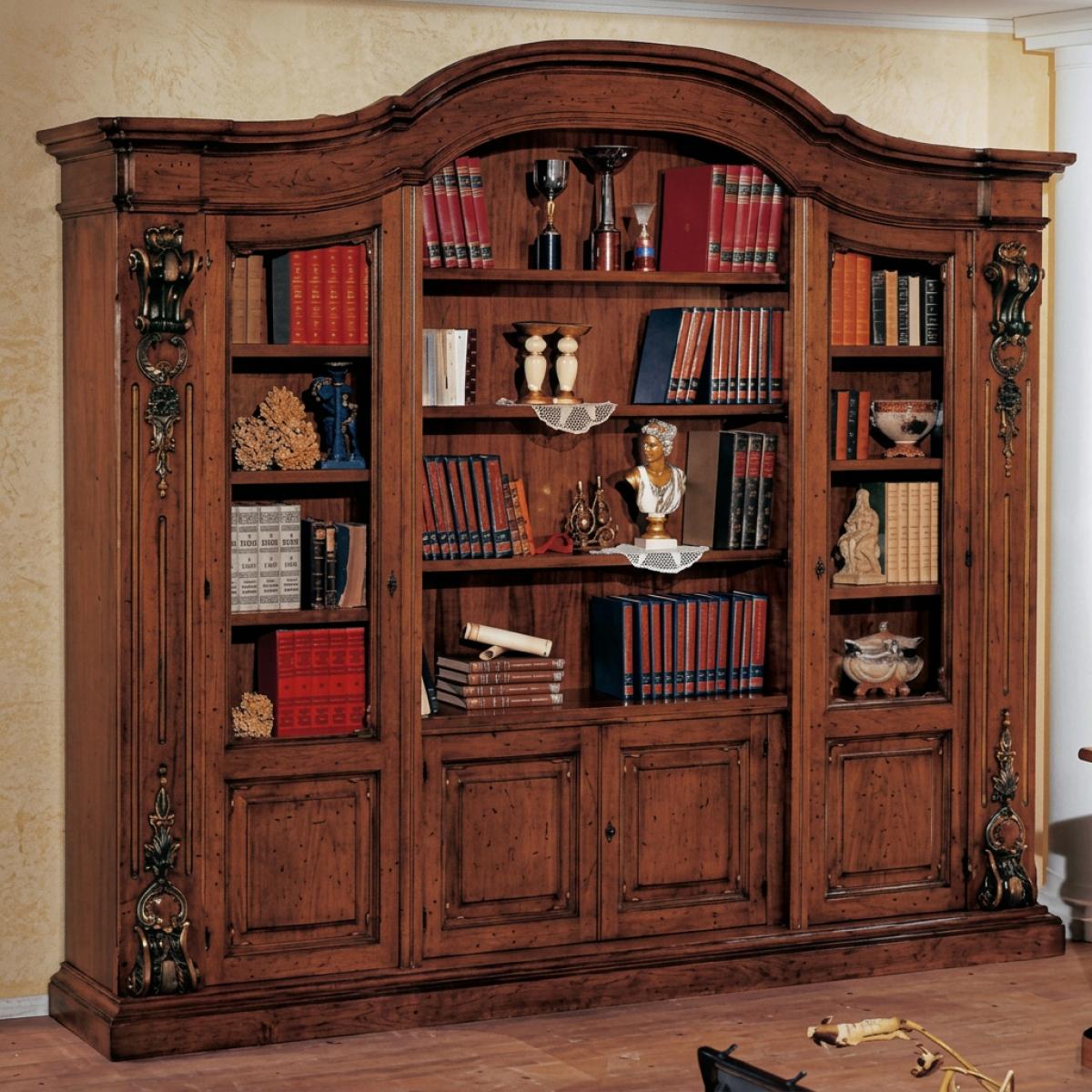 Armoire Étagère en Bois de Luxe Baroque avec Baie Centrale Ouverte et Portes Latérales en Verre avec Base de Rangement Inférieure Vue de face par Luxury Group International