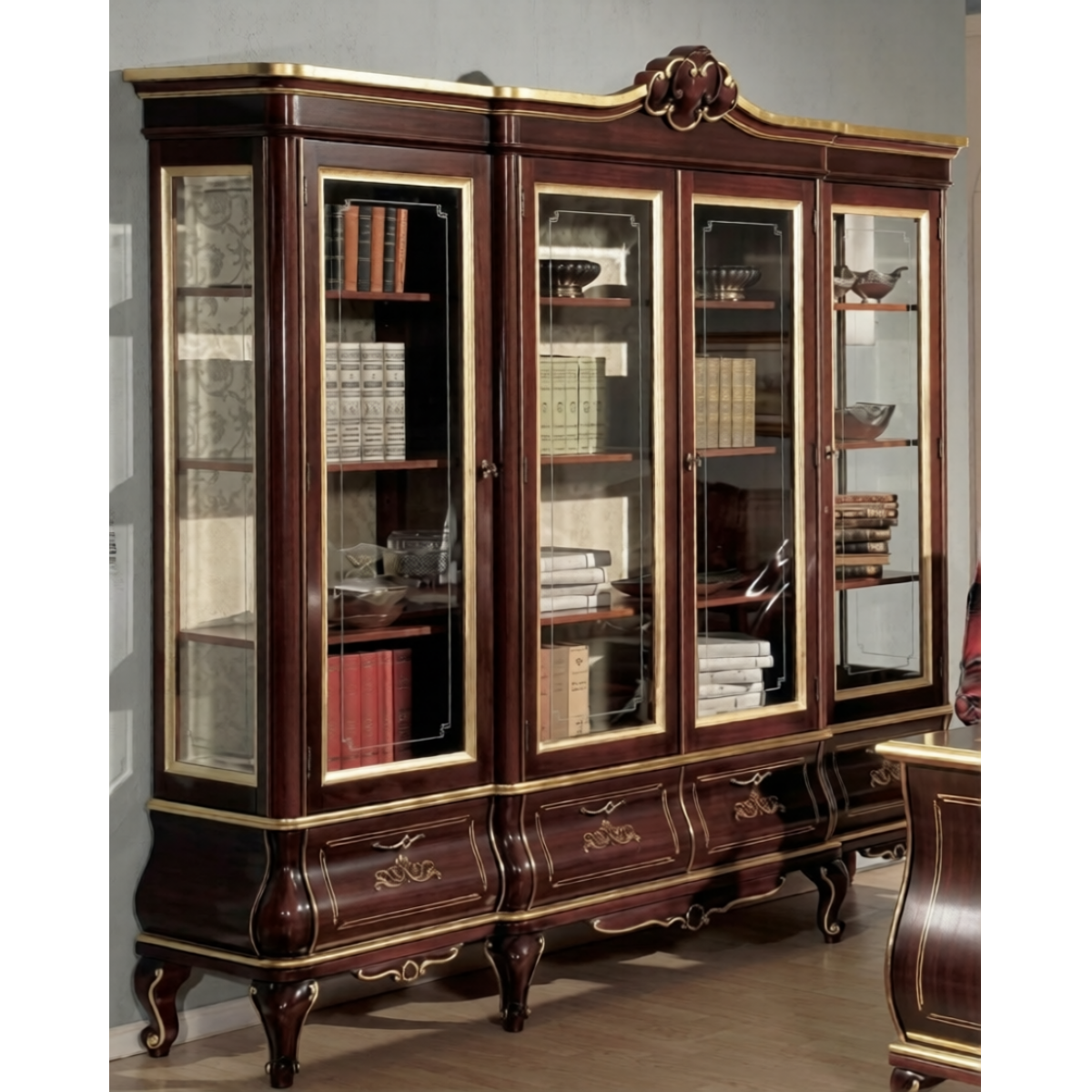 Vitrine de Luxe Baroque à Portes Multiples en Verre en Bois Poli Acajou Marron avec Base de Rangement Courbée Vue de face par Luxury Group International