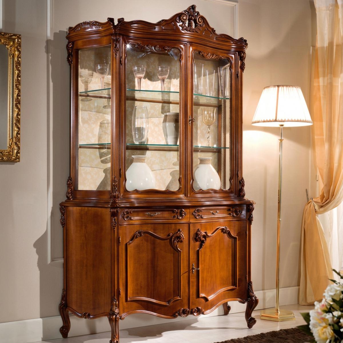 Barocke Holz-Vitrinenschrank mit Doppeltür aus Glas und unterer Aufbewahrungsbasis – Wohnzimmermöbel Vorderansicht von Luxury Group International