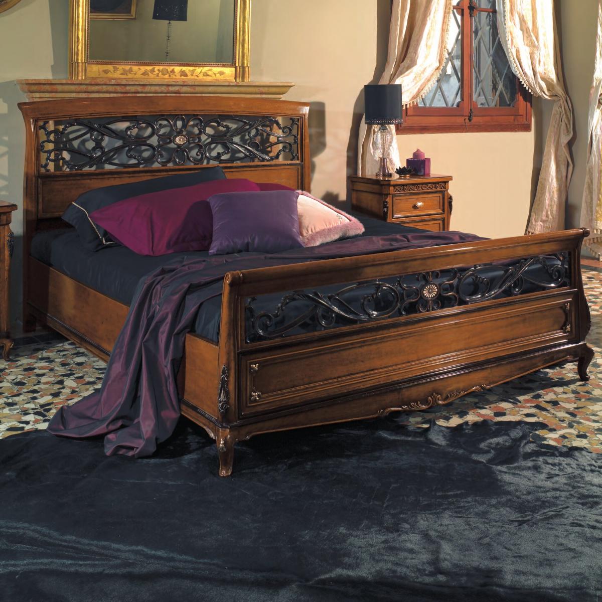 Barockes Luxus-Holzbett mit dekorativem schwarzem Schnörkel-Kopf- und Fußteil – Barockmöbel Vorderansicht von Luxury Group International