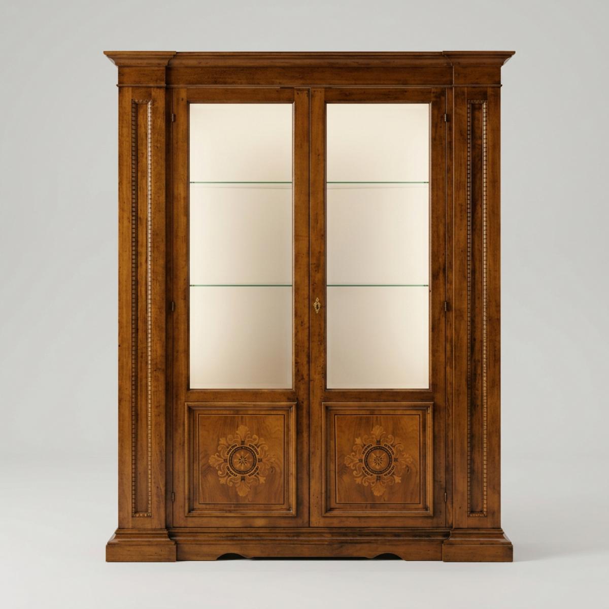 Barockes Luxus-Vitrinenschrank aus Holz mit dekorativem Medaillon-Einlegepaneel am Sockel – Barockmöbel Vorderansicht von Luxury Group International