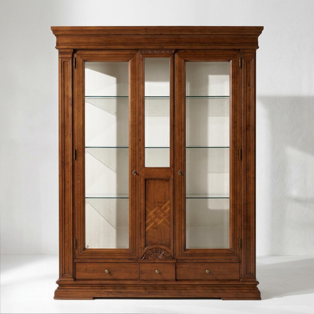 Barockes Luxus-Vitrinenschrank aus Holz mit geometrischem Intarsien-Mittelteil – Barockmöbel Vorderansicht von Luxury Group International