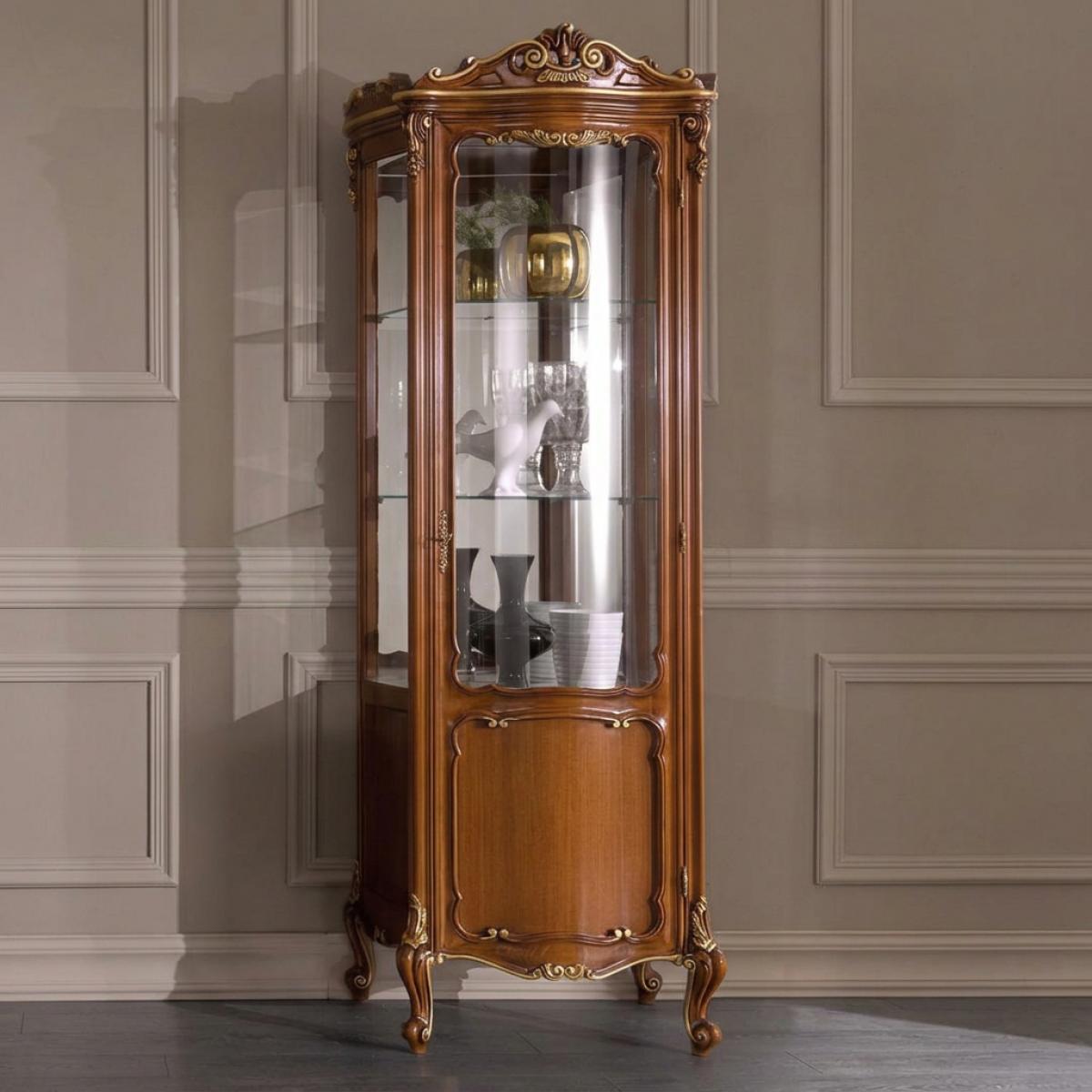 Barockes Holz-Einzeltür-Glas-Luxus-Vitrinenschrank mit handgeschnitzten goldenen Akzenten – Wohnzimmermöbel Vorderansicht von Luxury Group International
