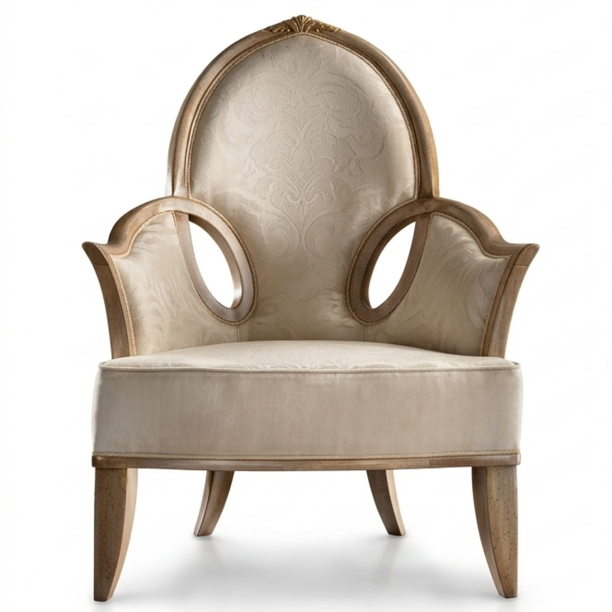 Fauteuil rembourré de luxe en tissu damassé beige avec accoudoirs en boucle ouverte et cadre en bois doré champagne Vue de face par Luxury Group International