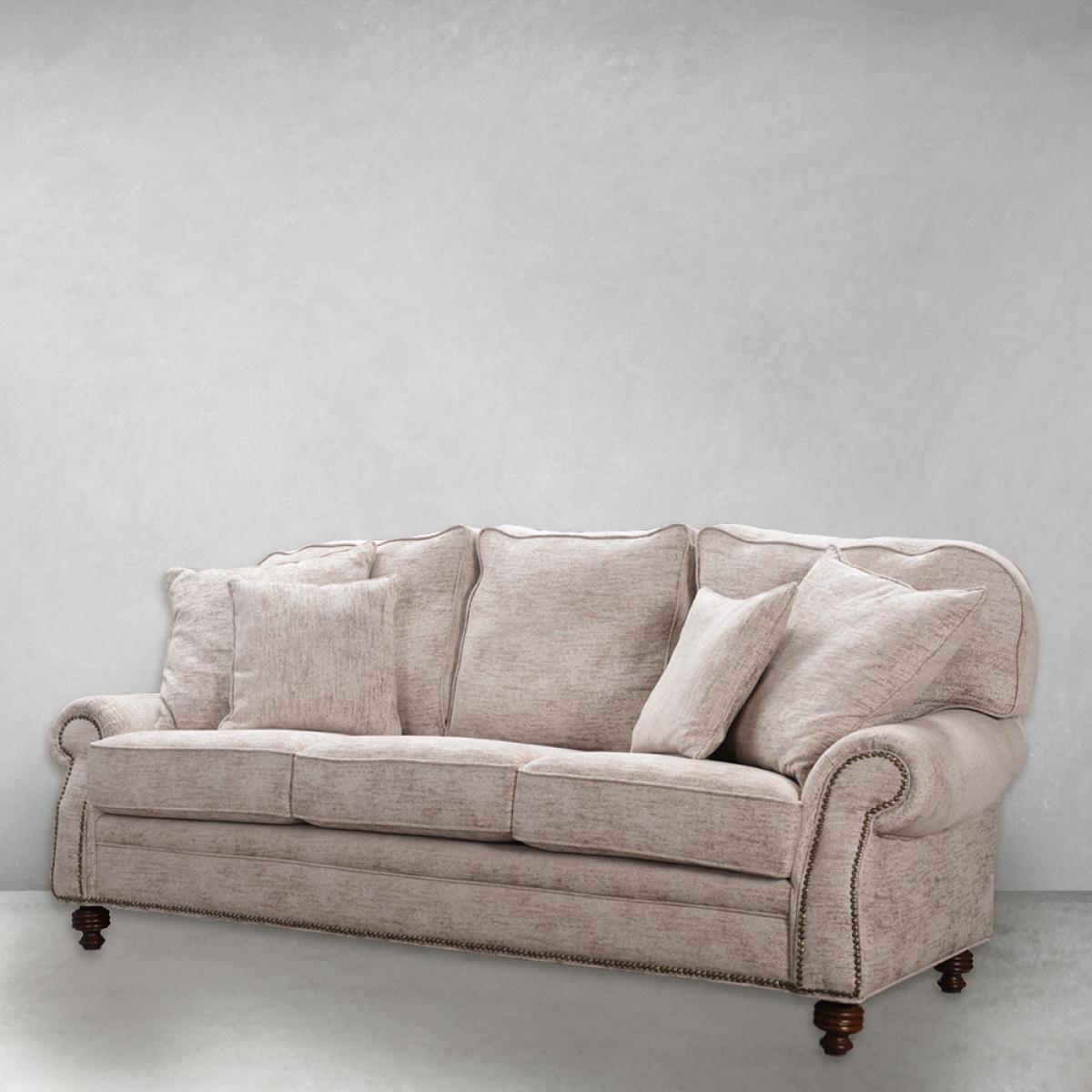 Canapé 3 places de luxe en tissu beige avec détails de bras roulés - Mobilier de salon Vue de face par Luxury Group International