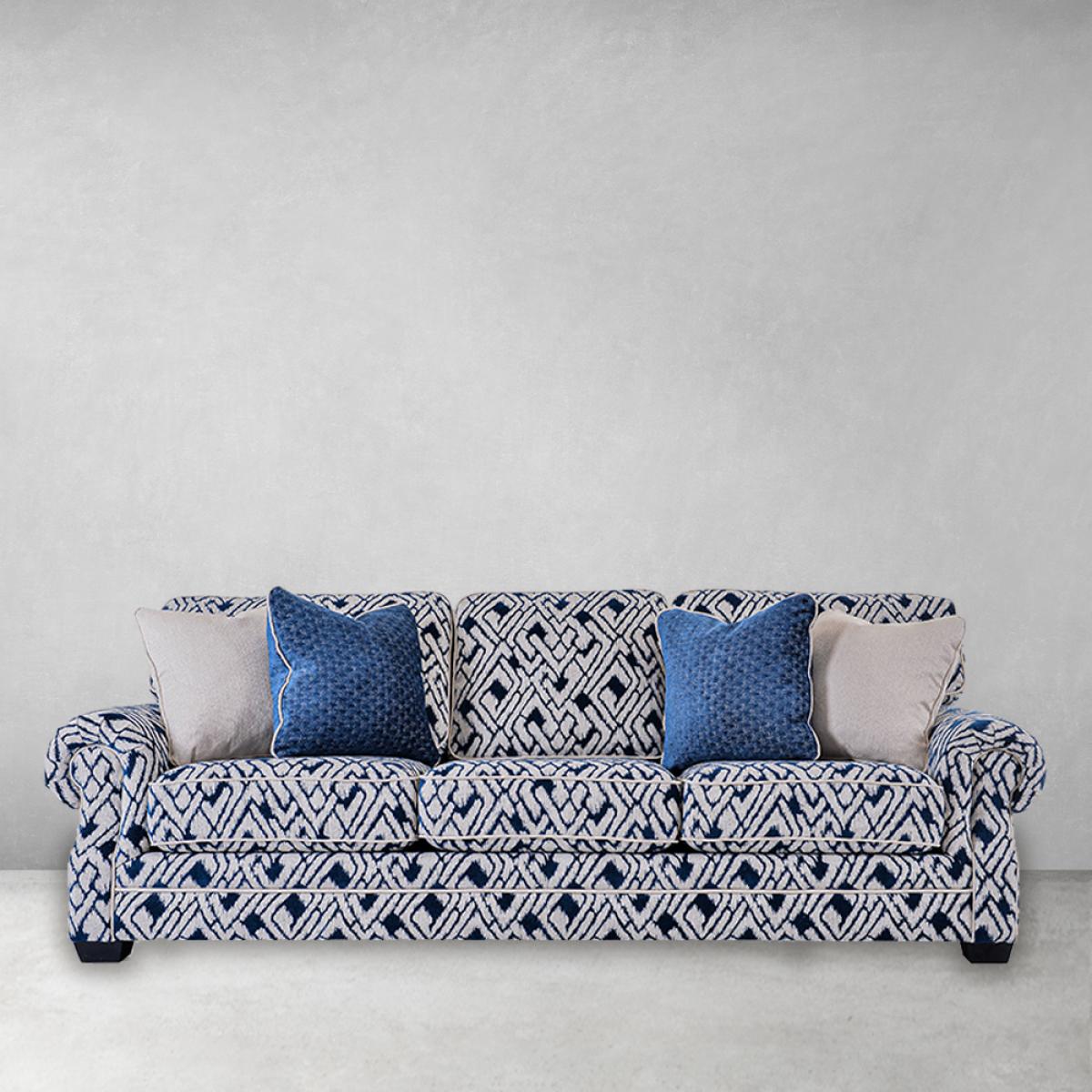Canapé triple luxe en tissu à motif bleu - Mobilier de salon Vue de face par Luxury Group International