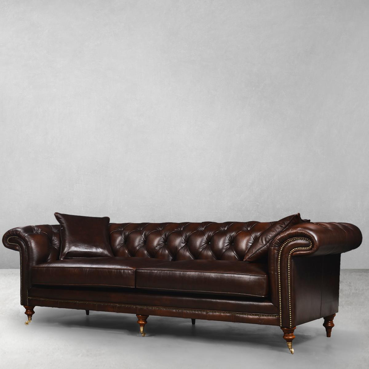 Canapé Chesterfield en cuir marron de luxe avec roulettes en laiton - Meubles de salon Vue de face par Luxury Group International