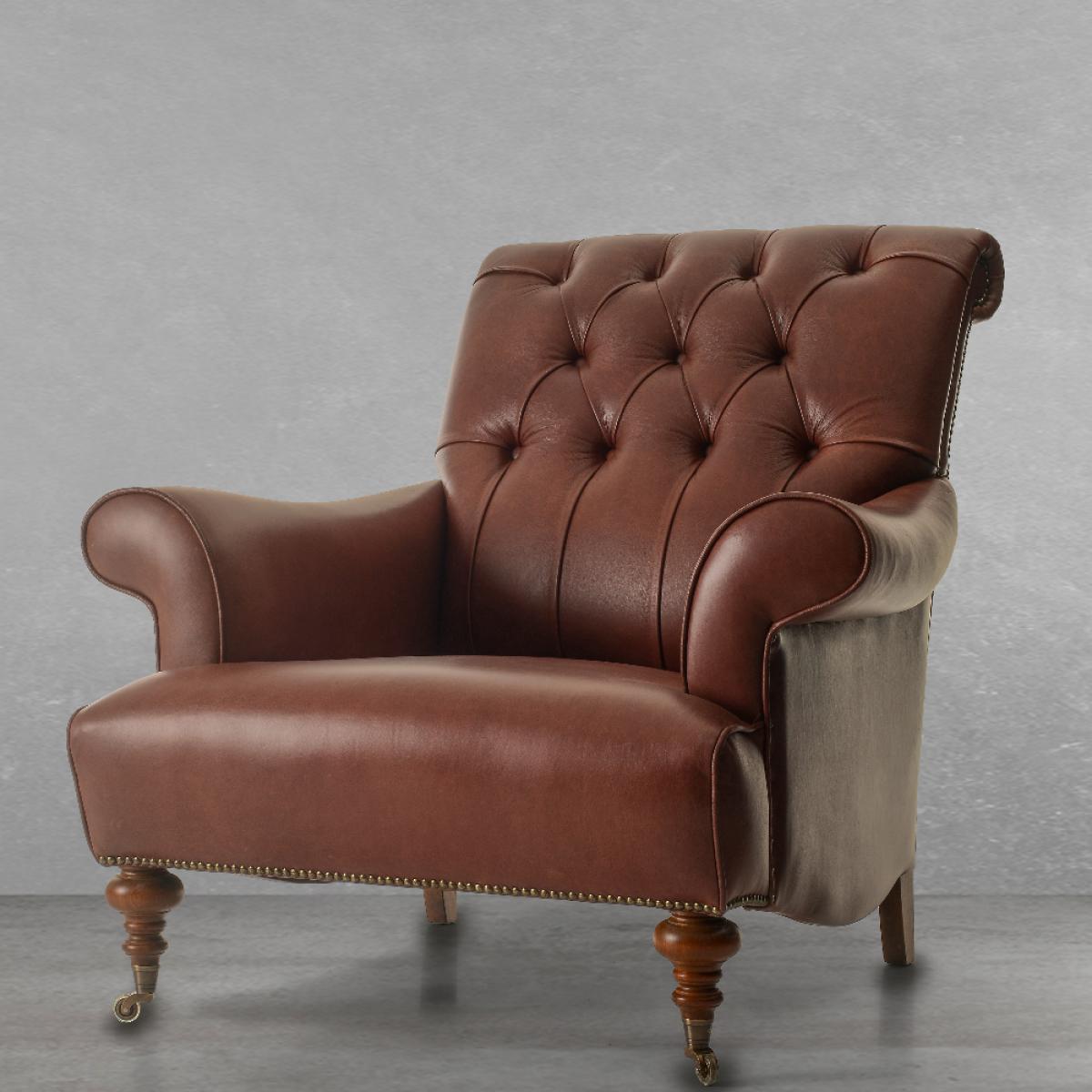 Canapé en cuir marron de luxe avec dossier matelassé à boutons et roulettes en laiton - Mobilier de salon Vue de face par Luxury Group International