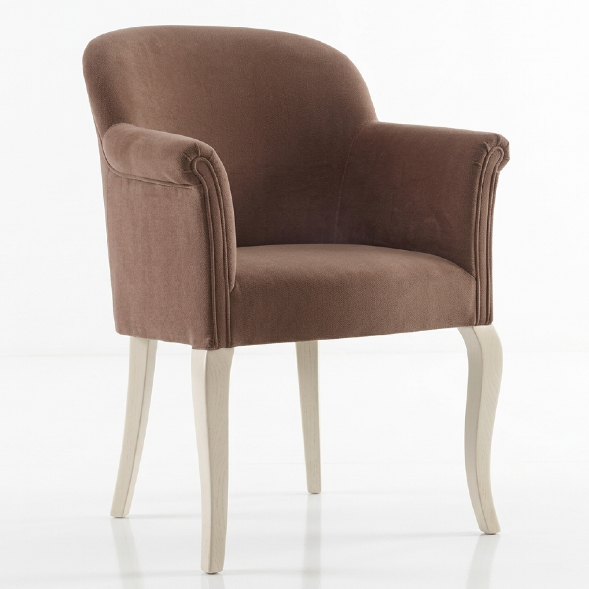 Fauteuil de Salle à Manger Luxueux en Velours Marron avec Accoudoirs en Volute et Pieds Cabriole Ivoire - Mobilier de Salle à Manger Vue de face par Luxury Group International