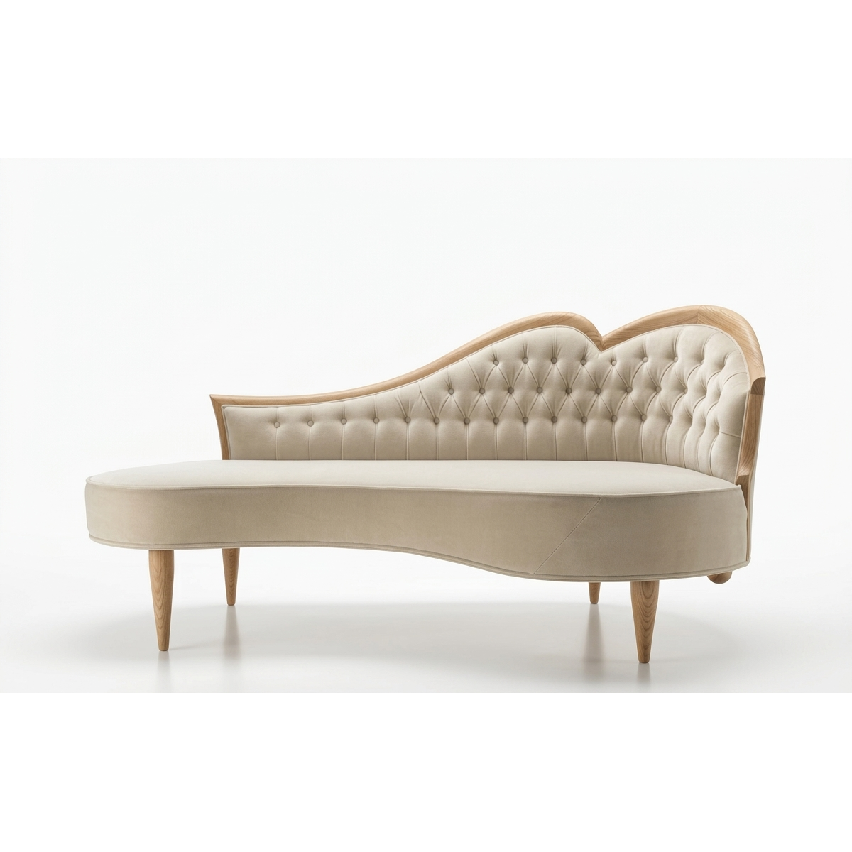 Canapé de Luxe Rembourré à Dossier Courbé Capitonné avec Velours Crème et Structure Sculptée en Bois - Mobilier de Salon Vue de face par Luxury Group International