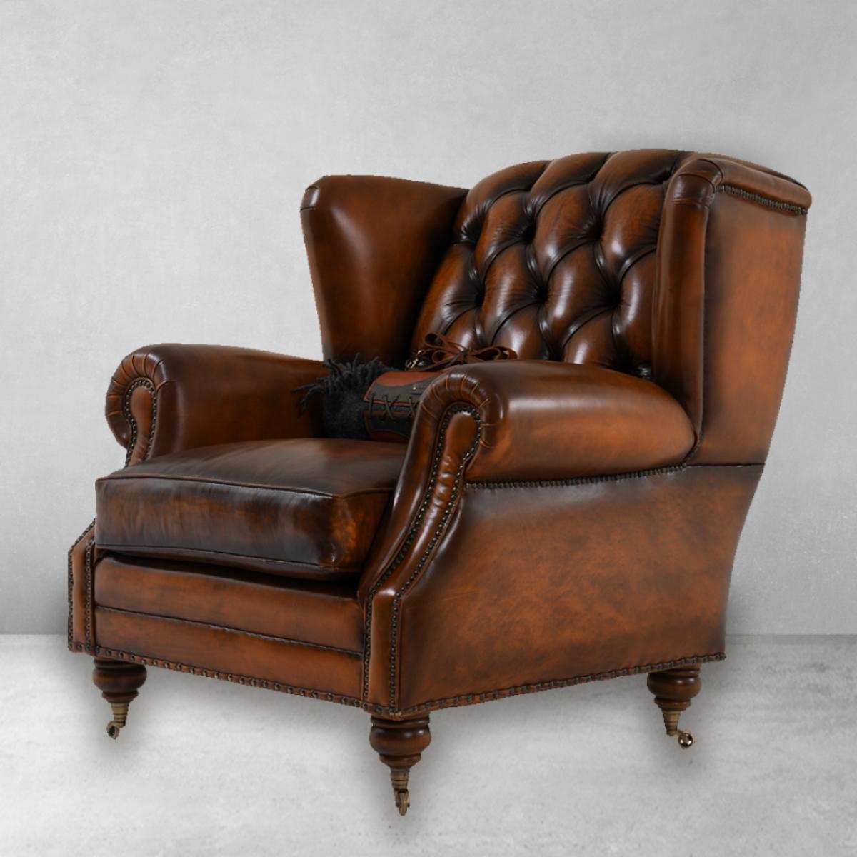 Divano Chesterfield Wingback di Lusso in Pelle Capitonné con Gambe in Ottone e Ruote - Arredamento per Soggiorno Vista frontale di Luxury Group International