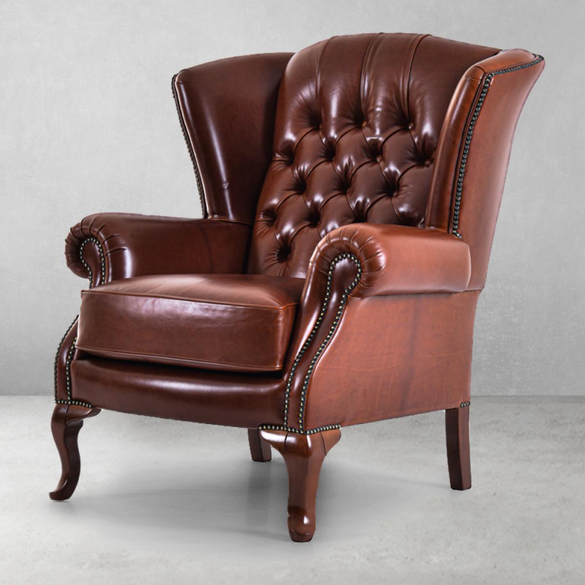 Divano Chesterfield Wingback in Pelle di Lusso con Imbottitura Trapuntata Profonda - Arredamento per Soggiorno Vista frontale di Luxury Group International