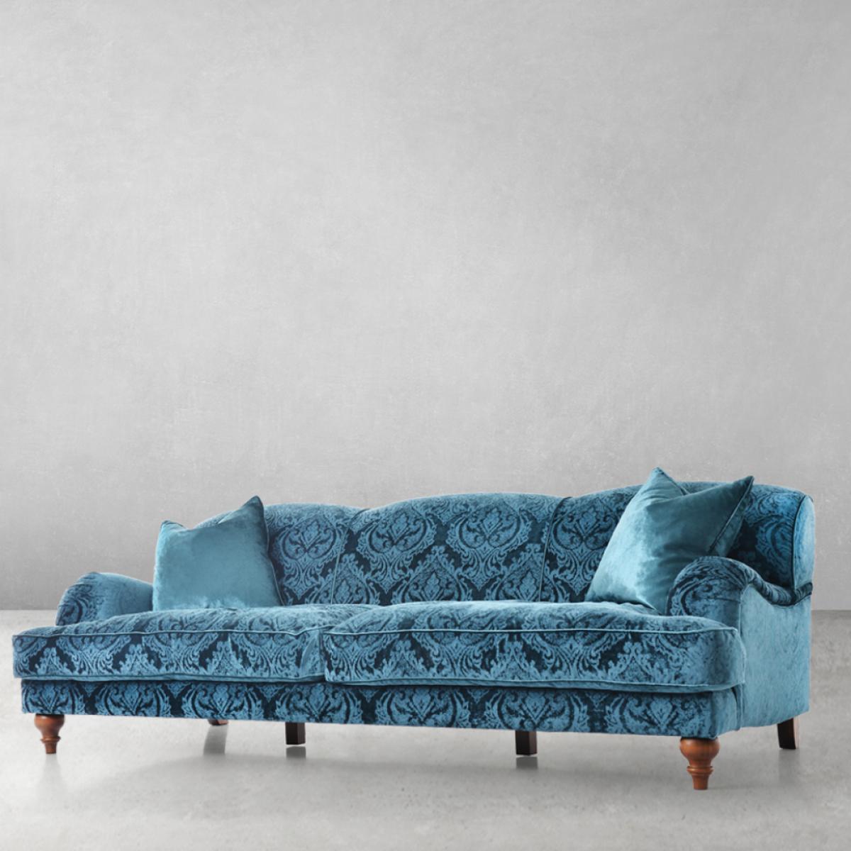 Canapé 3 places en velours bleu ciel à motif damassé de luxe avec accoudoirs courbés - Mobilier de salon Vue de face par Luxury Group International
