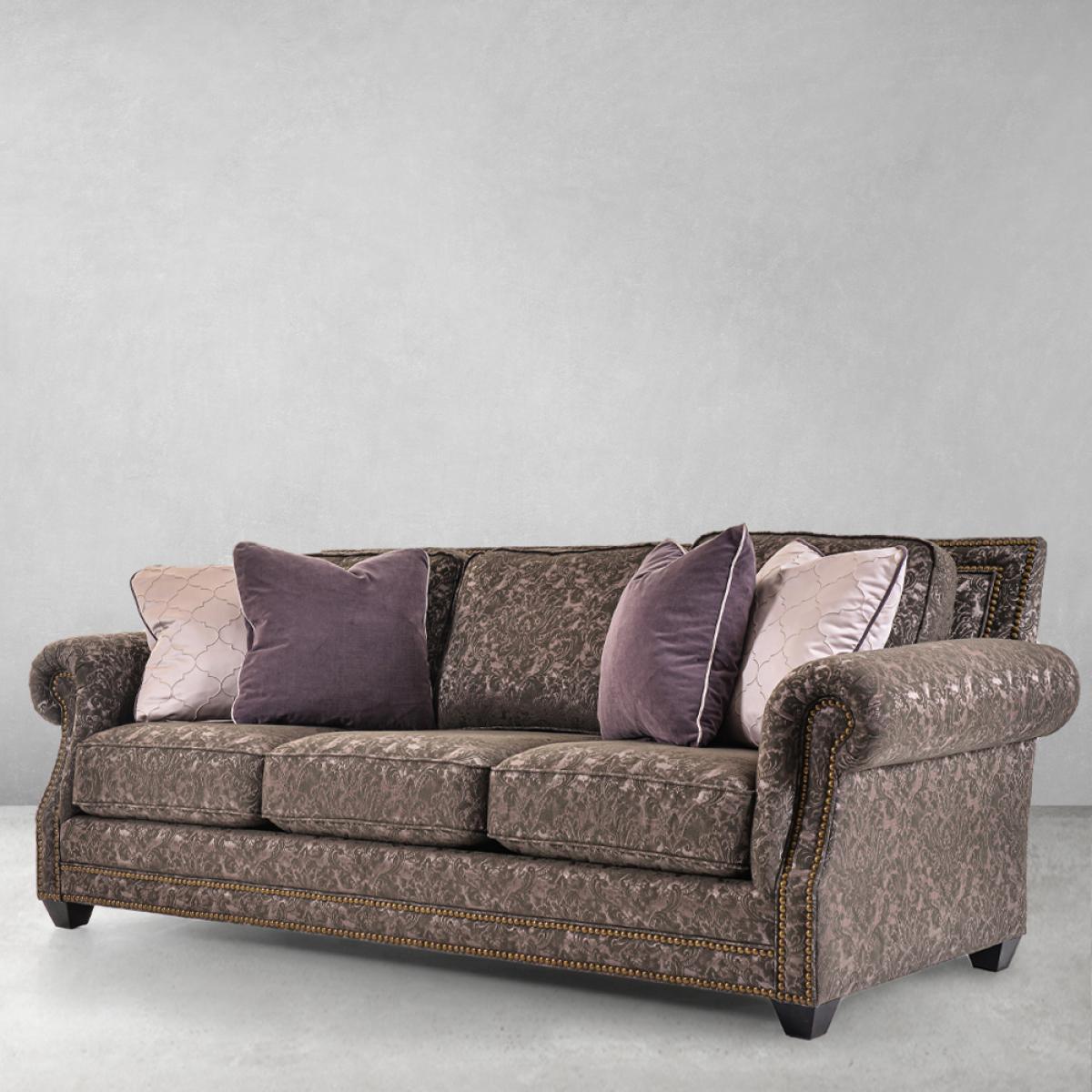 Canapé 3 places de luxe taupe à motif damassé avec accoudoirs roulés et clous décoratifs en laiton - Meubles de salon Vue de face par Luxury Group International