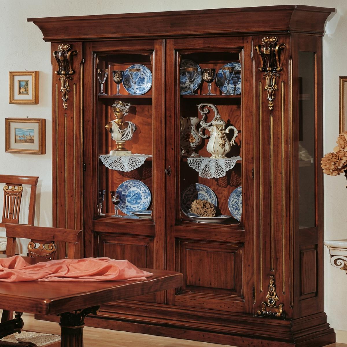 Vitrine Baroque de Luxe en Bois à Double Porte avec Consoles Dorées et Panneaux Vitrés - Meuble de Salon Vue de face par Luxury Group International