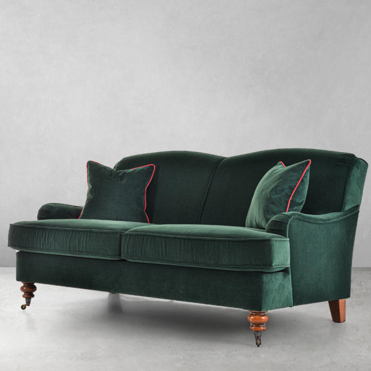 Canapé 2 places de luxe en velours vert émeraude avec roulettes en laiton - Mobilier de salon Vue de face par Luxury Group International
