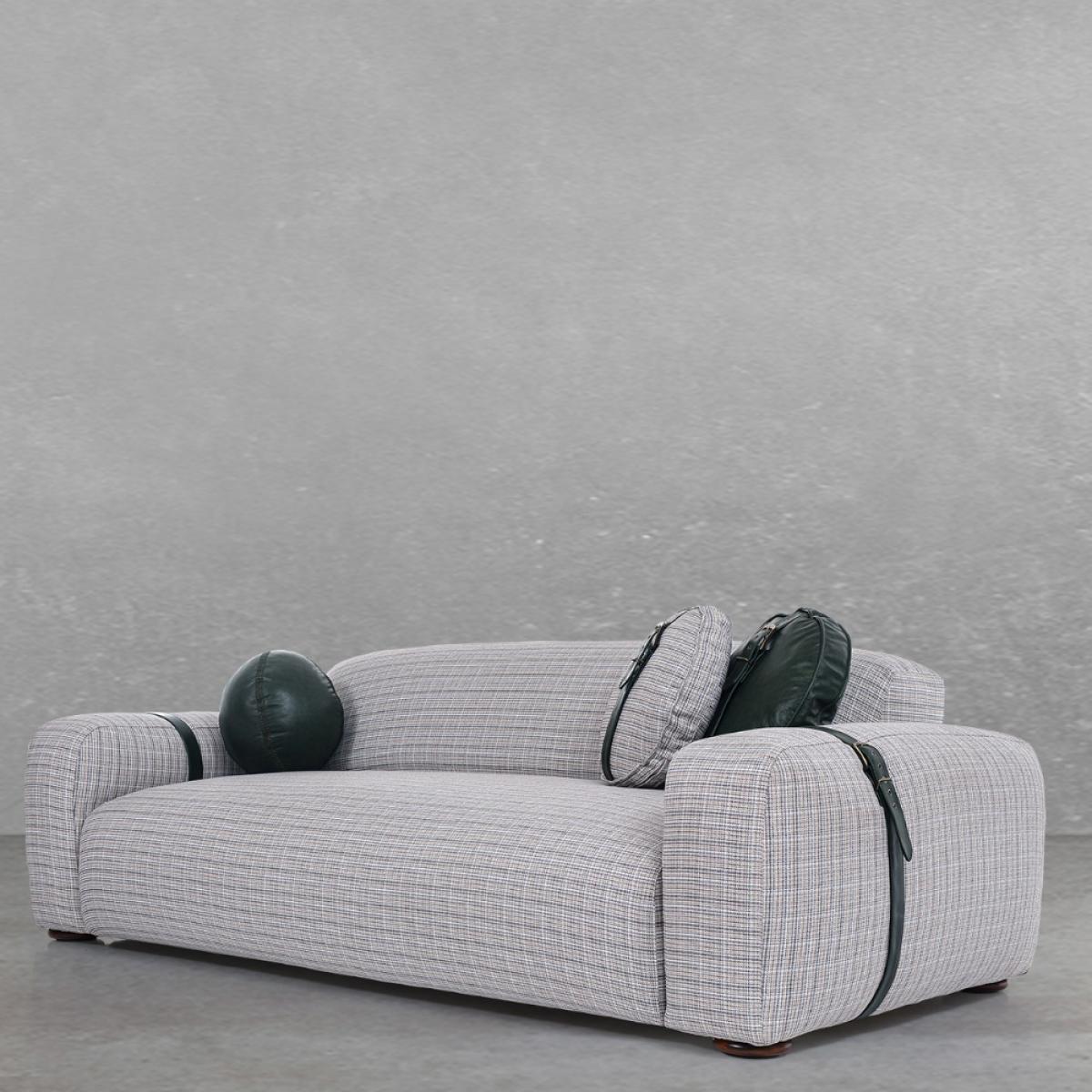 Canapé double en tissu gris de luxe avec accents en cuir - Mobilier de salon Vue de face par Luxury Group International