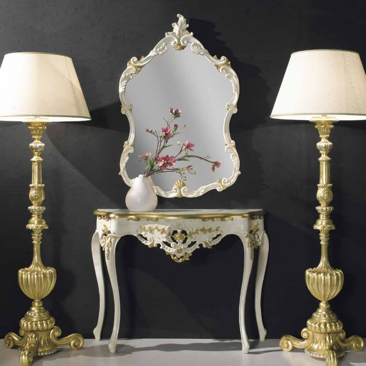 Ensemble Console Miroir Baroque Ivoire Sculpté à la Main — Édition Couronne Plumée Ornée de Feuilles d'Or de Luxe - Mobilier Baroque Vue de face par Luxury Group International