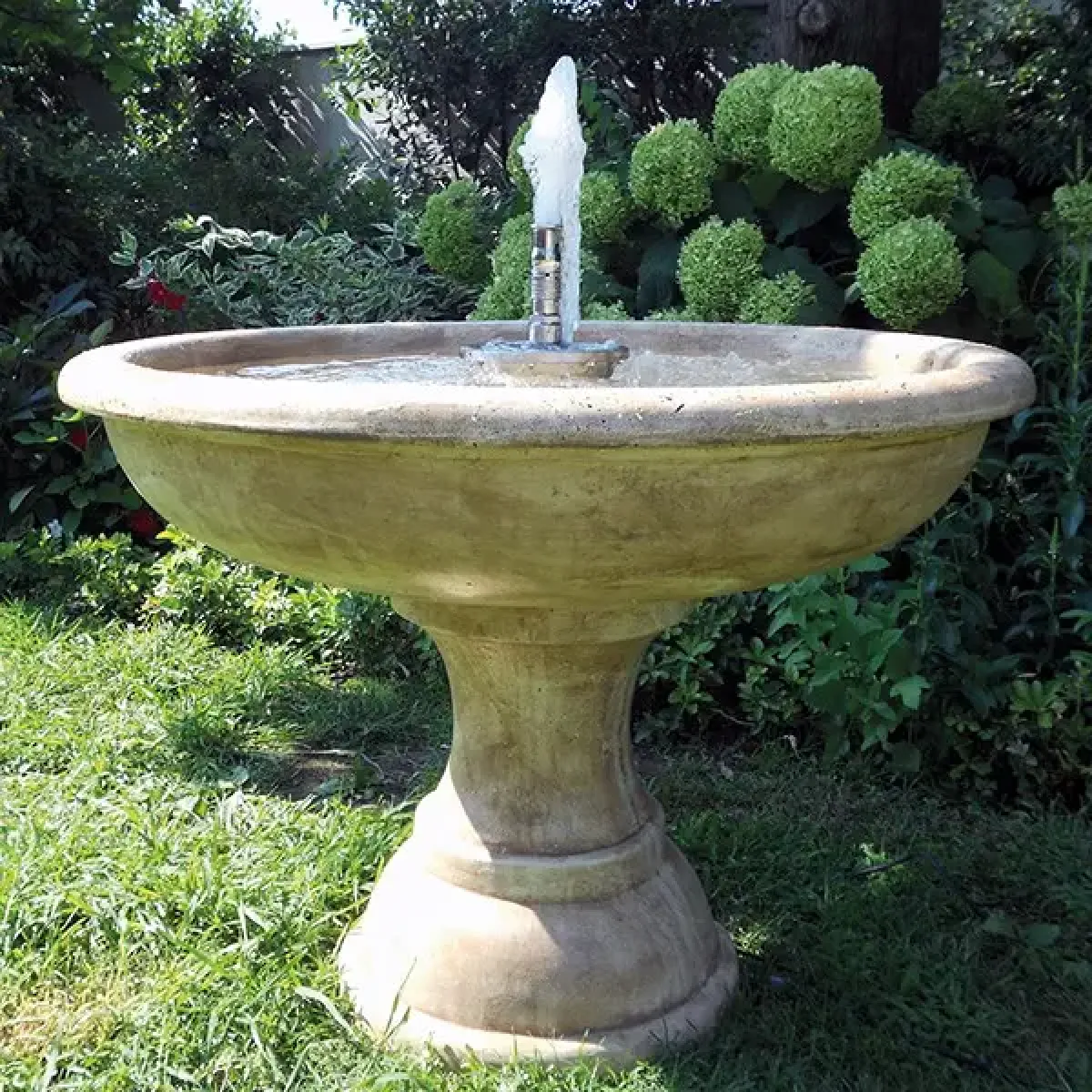 Fontana d'Acqua Barocca Illuminata con Bacino a Piatto di Lusso, Getto Centrale e Base a Piedistallo - Fontana Barocca Vista frontale di Luxury Group International