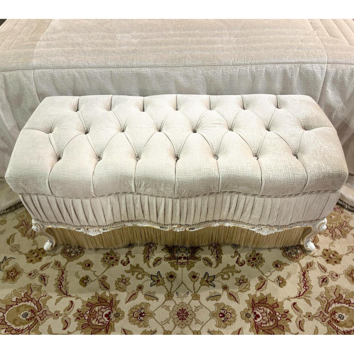 Imperial Ivory Velvet Bench - Luxuriöse rechteckige gepolsterte Bank mit goldenen Details von Luxury Group International