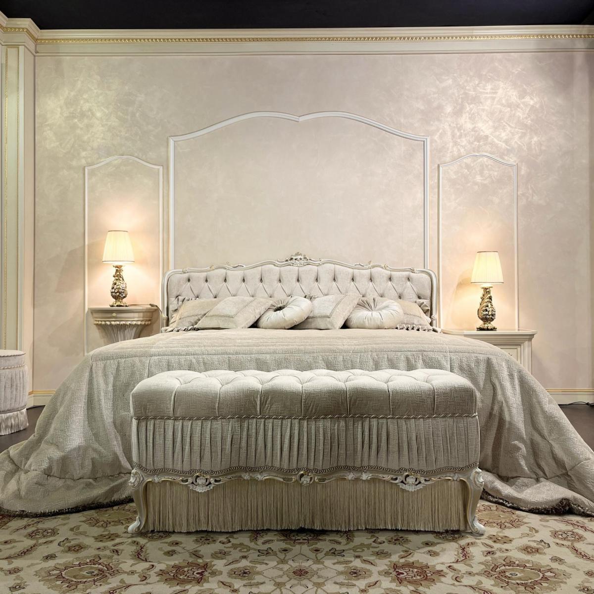 Imperial Ivory Velvet King Bed - Luxuriöses, handgefertigtes Bett mit goldenen Akzenten von Luxury Group International