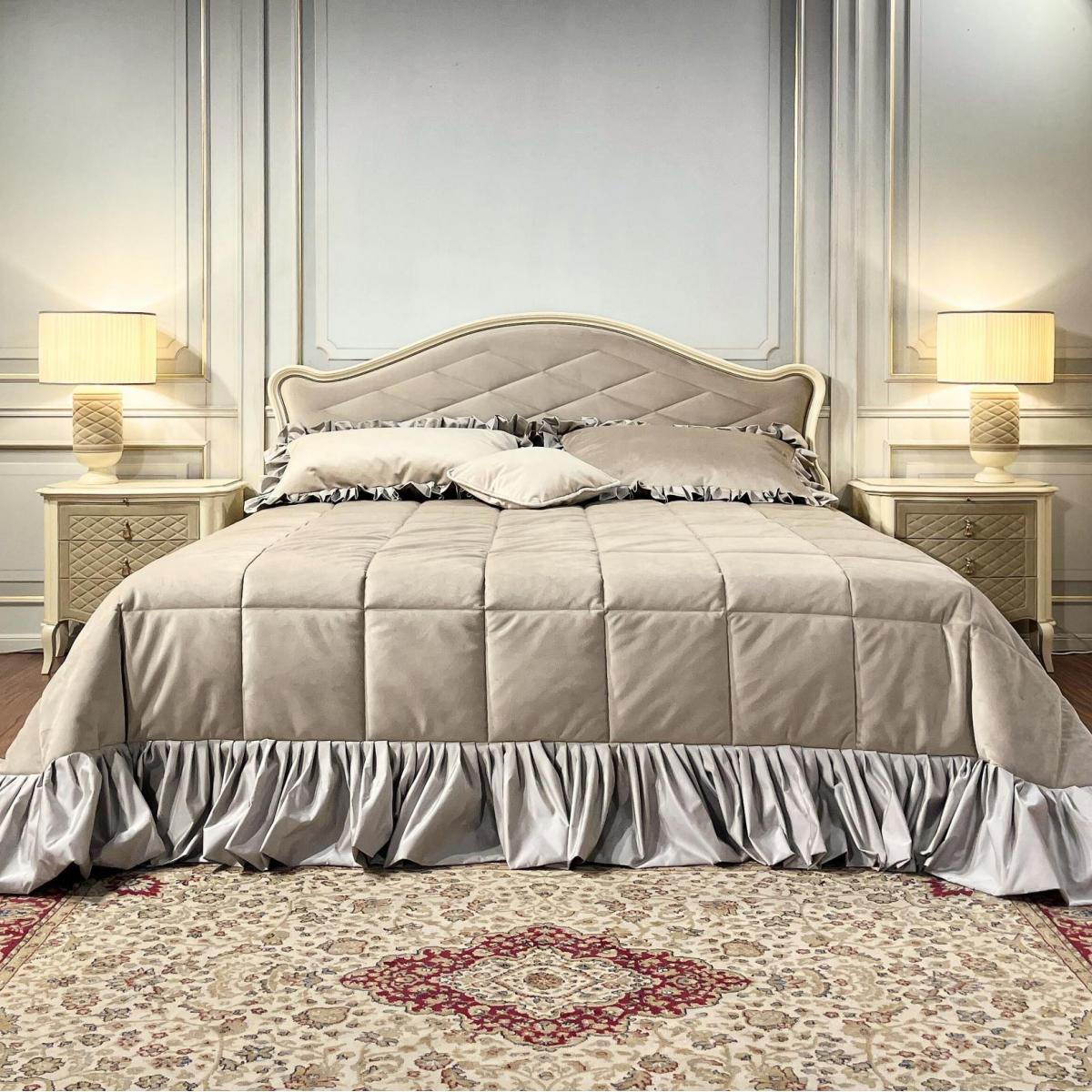 Imperial Ivory Velvet King Bett - Gesteppte Eleganz mit lackierter Oberfläche von Luxury Group International