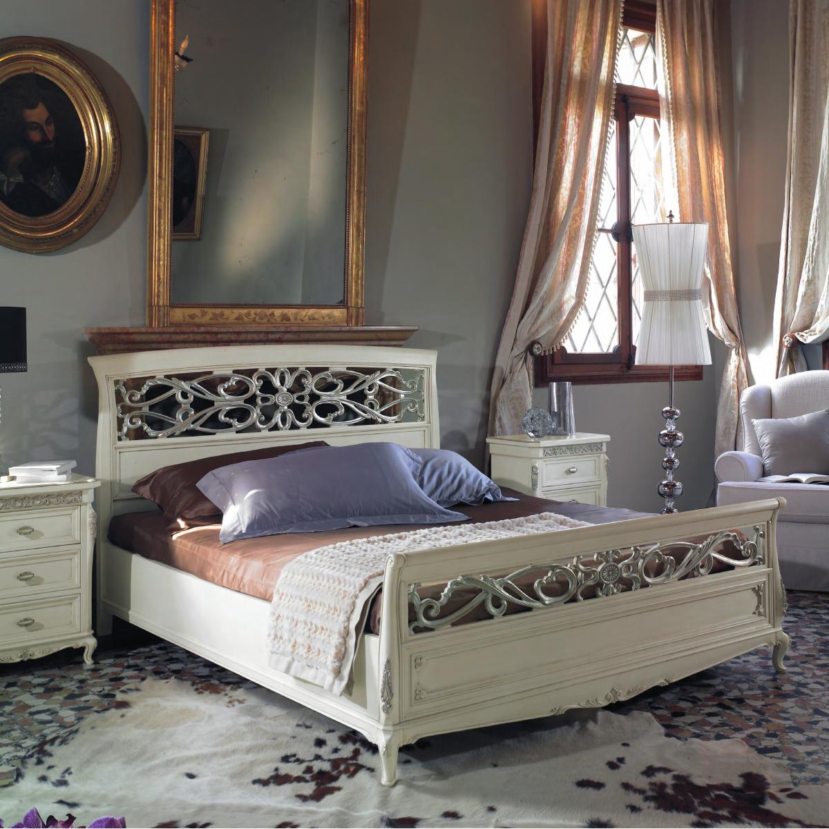 Elfenbeinfarbenes Barock-Luxusbett mit dekorativem silbernem Schnörkel-Kopf- und Fußteil – Barockmöbel Vorderansicht von Luxury Group International