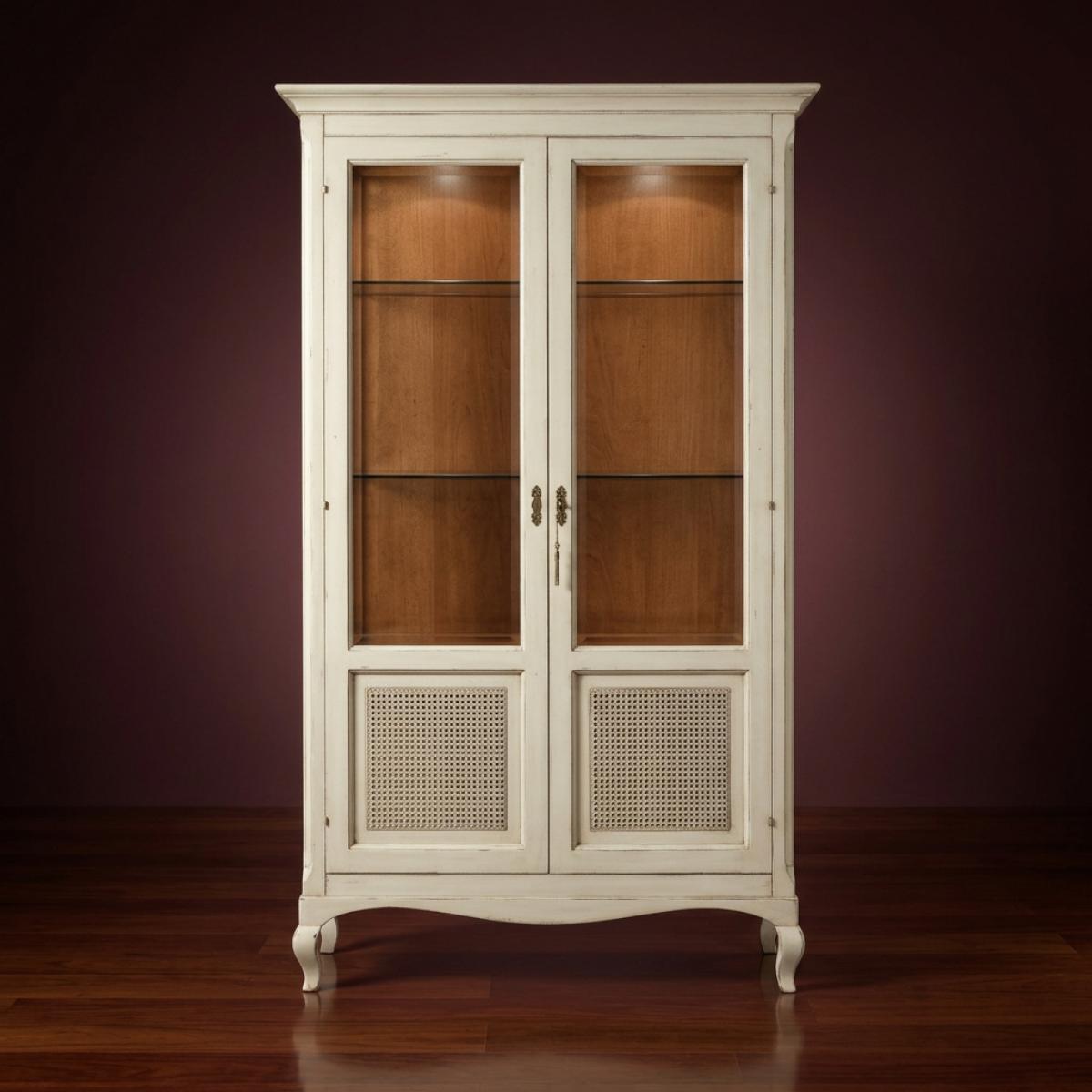 Elfenbeinfarbener Barocker Luxus-Vitrinenschrank mit Glastüren und Aufbewahrungsbasis aus Rohrgeflecht – Barockmöbel Vorderansicht von Luxury Group International