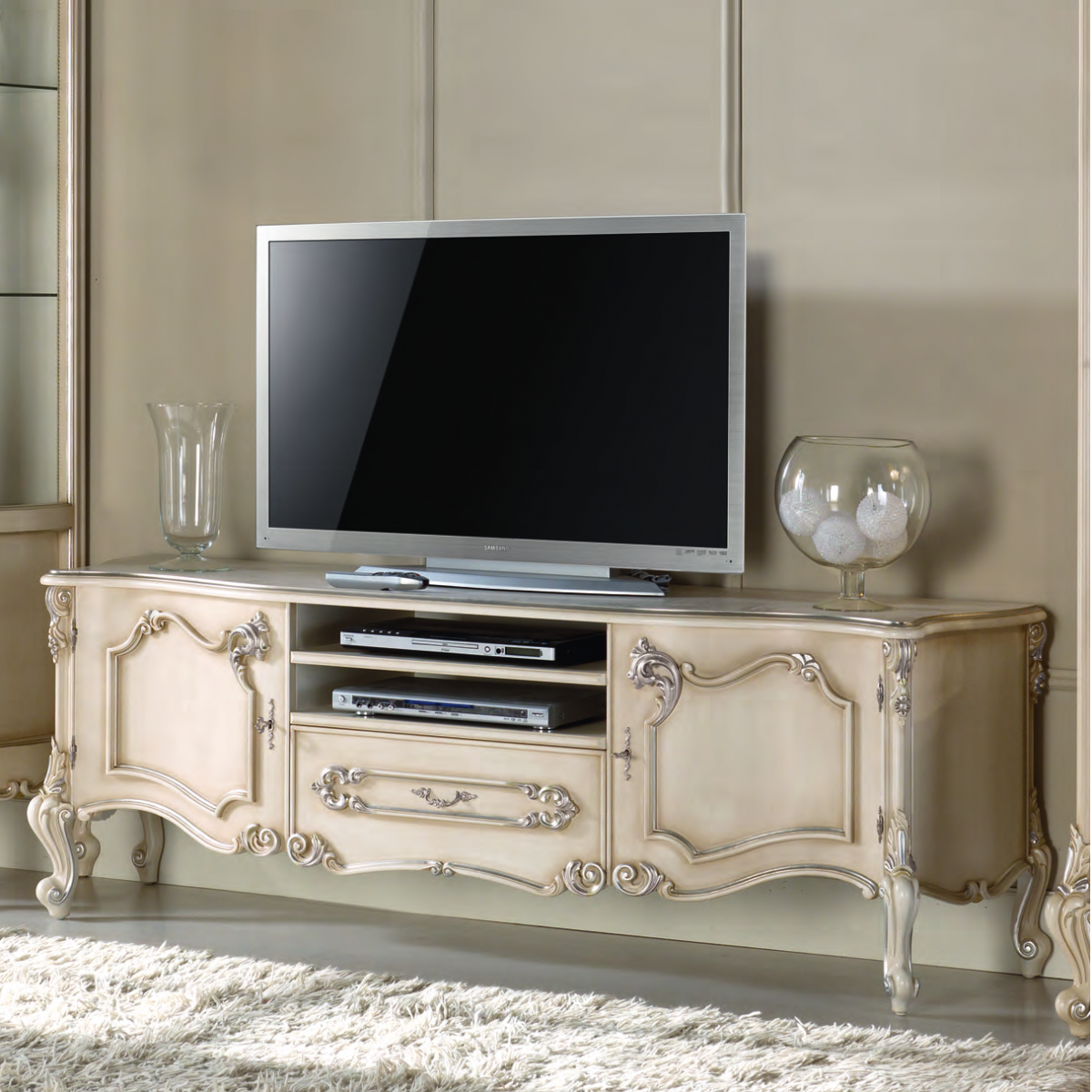 Elfenbeinfarbene Barock Luxus TV-Konsole mit offenem Medienregal und Aufbewahrungsschrank – Barockmöbel Vorderansicht von Luxury Group International