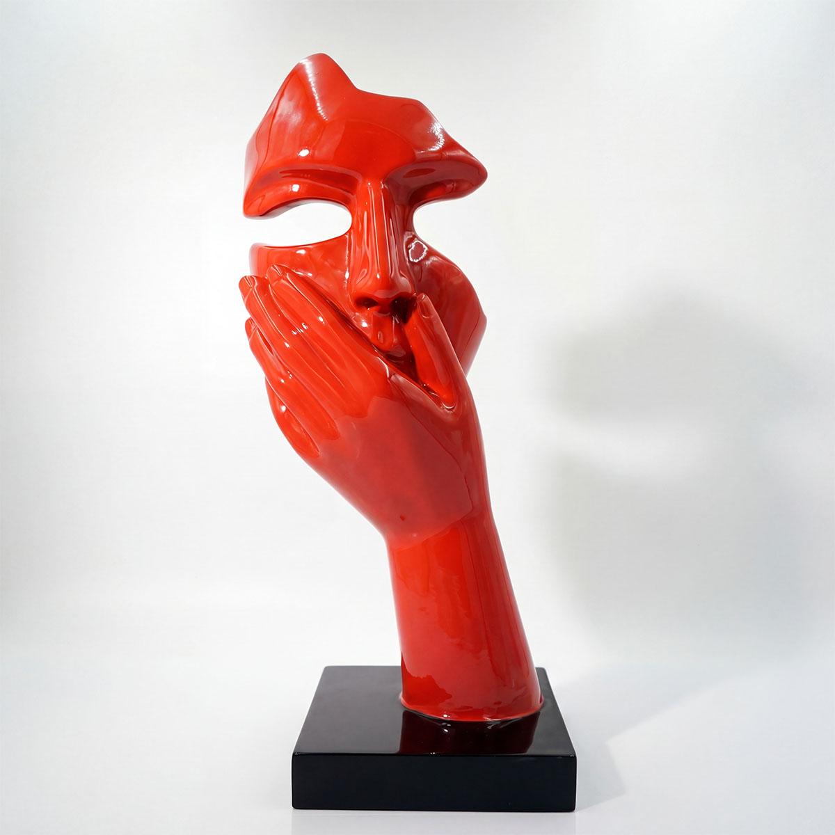 Escultura de Máscara Abstracta de Lujo con Gesto de Mano en Acabado Brillante Rojo - Escultura Moderna Vista frontal por Luxury Group International