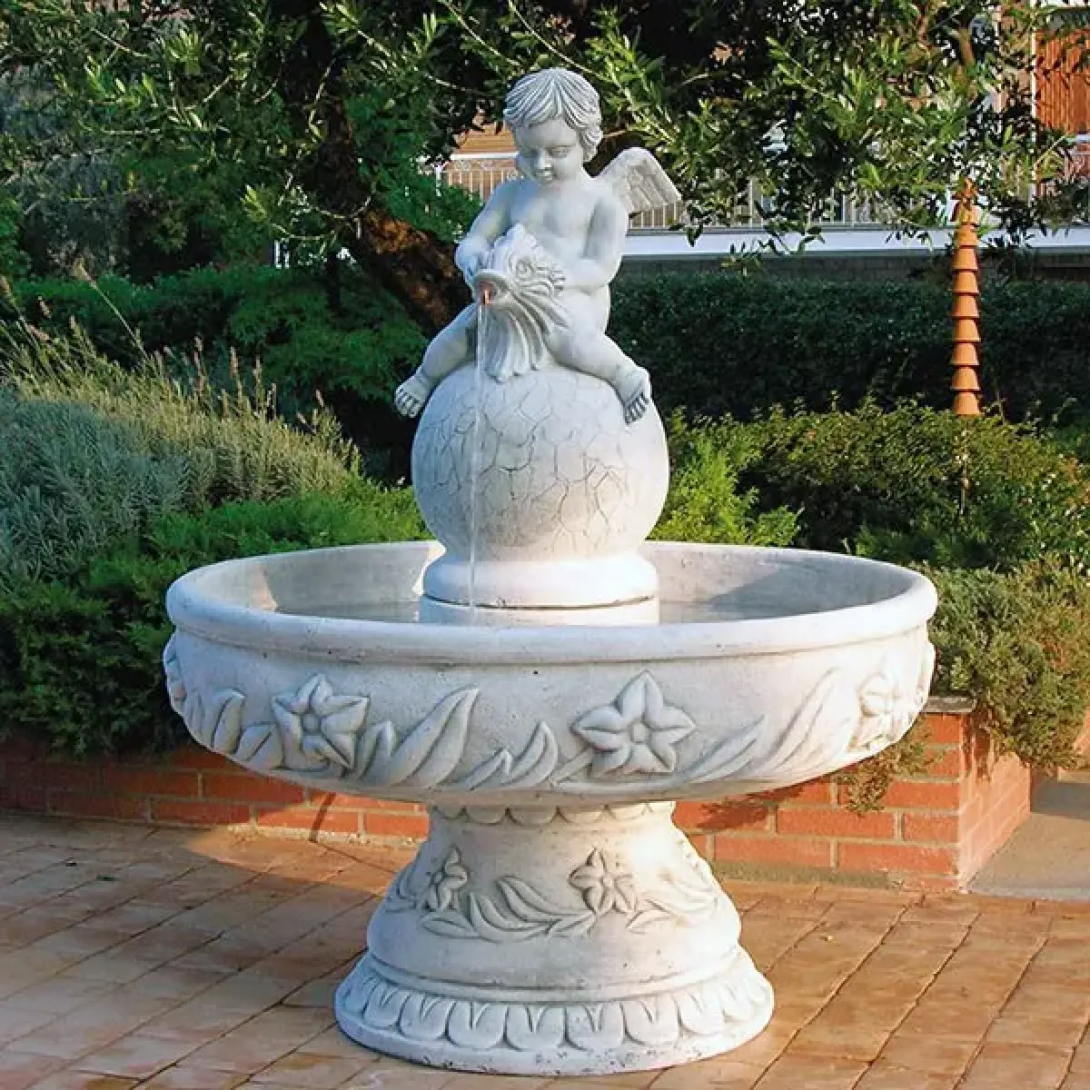 Fuente de Agua de Esfera con Querubín Barroco de Lujo con Cuenca Esculpida y Base de Pedestal - Fuente Barroca Vista frontal por Luxury Group International
